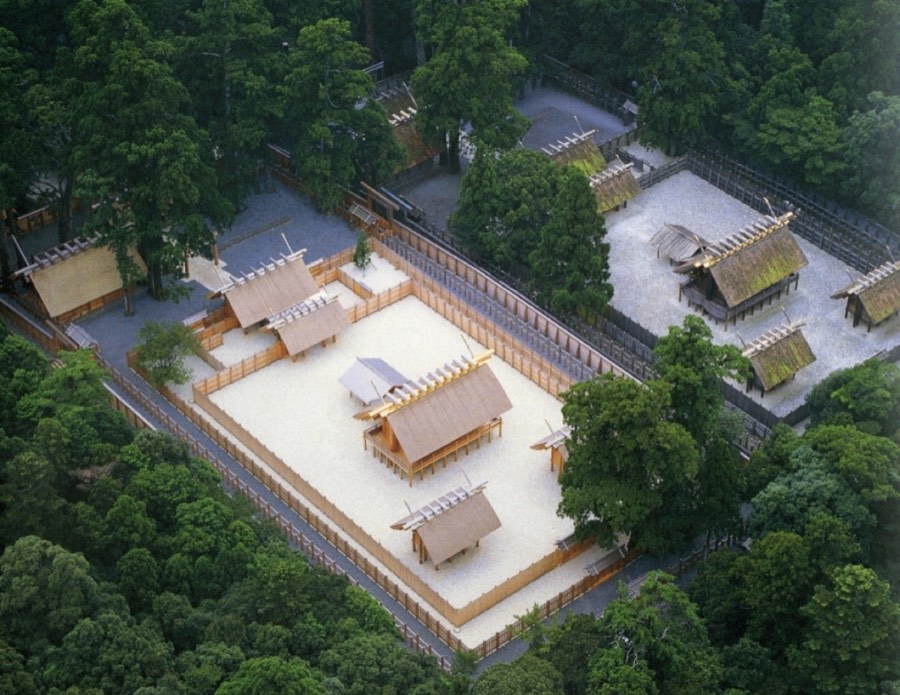 Vue aérienne du sanctuaire d'Ise pendant un cycle de Shikinen Sengū : le nouveau sanctuaire à gauche, l'ancien à droite